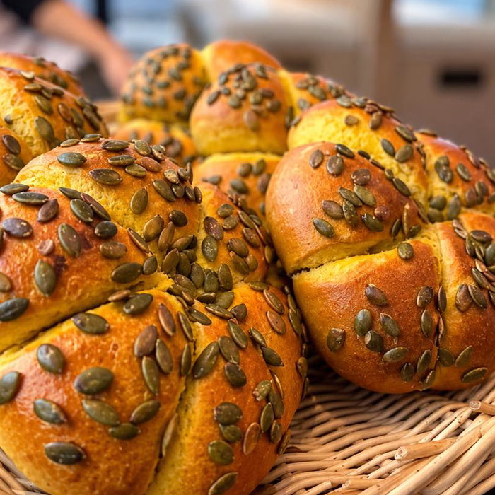 [🎃🍂 **L’automne s’invite chez La Pétrie !** 🍂🎃]

Craquez pour notre pain moelleux à la citrouille et aux graines de courge! 🧡

Une mie tendr
